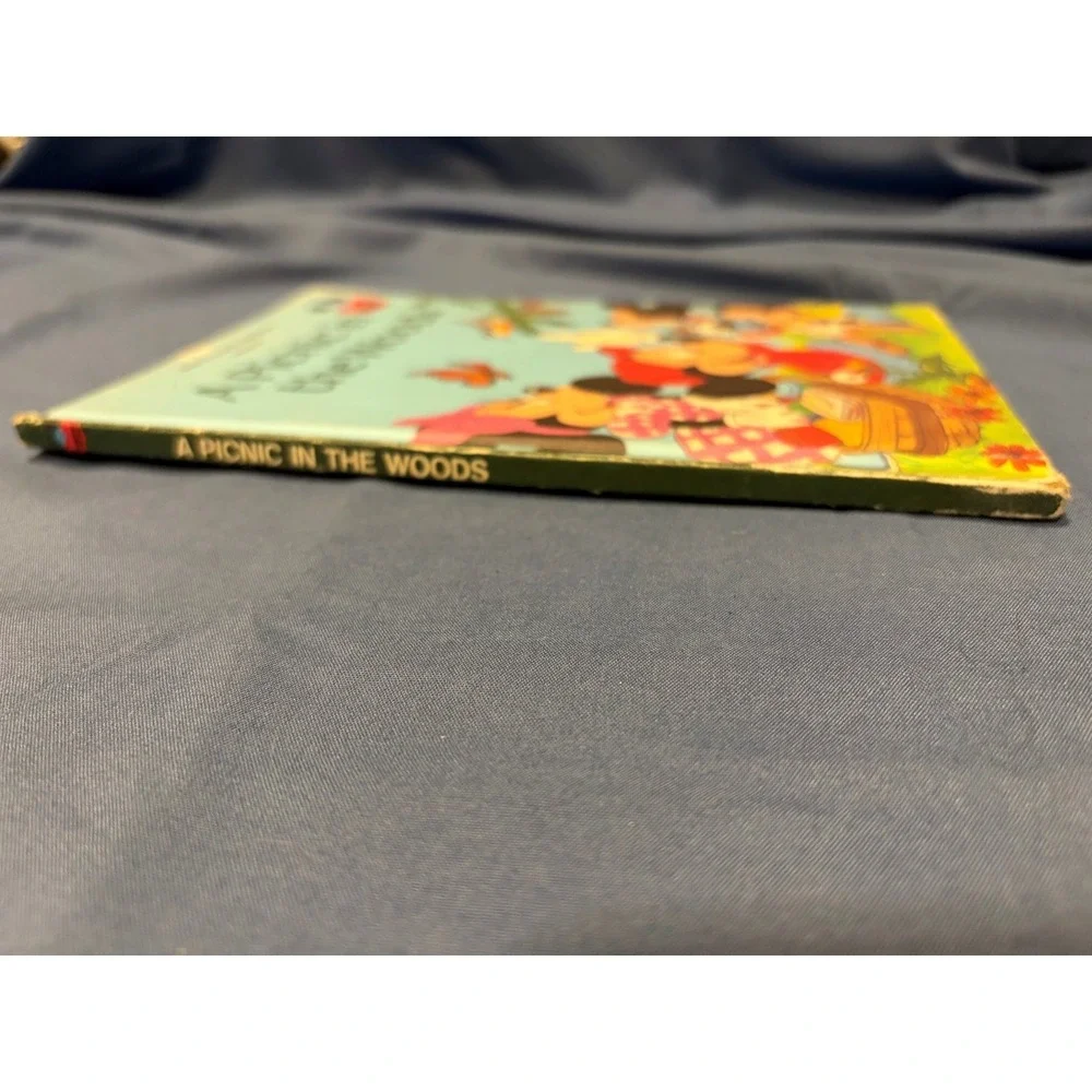 A Picnic In The Woods Walt Disney's Wonderful World of Reading Vintage (1983)